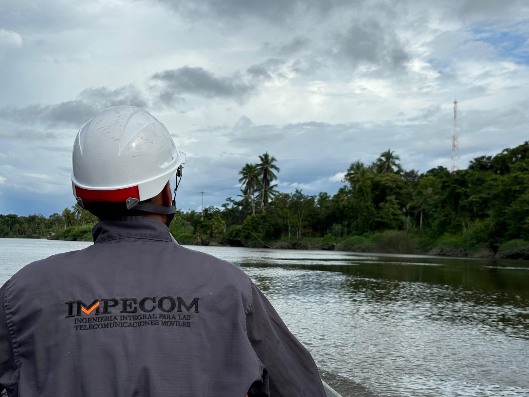 Cuadrilla IMPECOM en despliegue fluvial hacia un sitio de telecomunicaciones